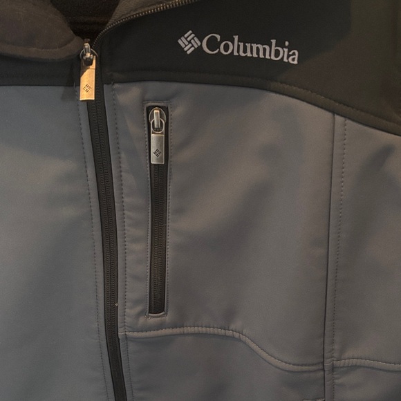 Columbia Men's Two-Tone Performance Jacket - Picture 2 of 5